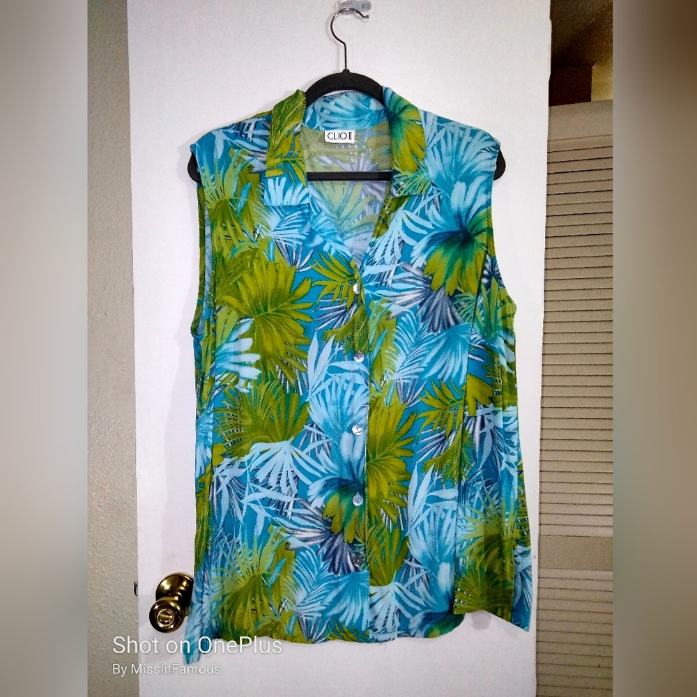 Clio ll Fern Print Button Down Sleeveless Blouse. Beautiful Print size 2X
